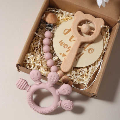 Baby giftset – handvormige bijtring, speenkoord, houten berenrammelaar – kraamcadeau in geschenkdoos