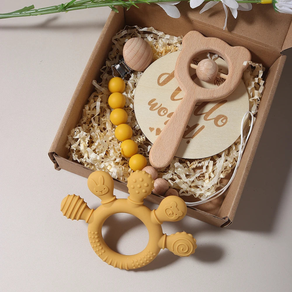 Baby giftset – handvormige bijtring, speenkoord, houten berenrammelaar – kraamcadeau in geschenkdoos