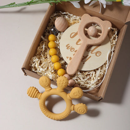 Baby giftset – handvormige bijtring, speenkoord, houten berenrammelaar – kraamcadeau in geschenkdoos