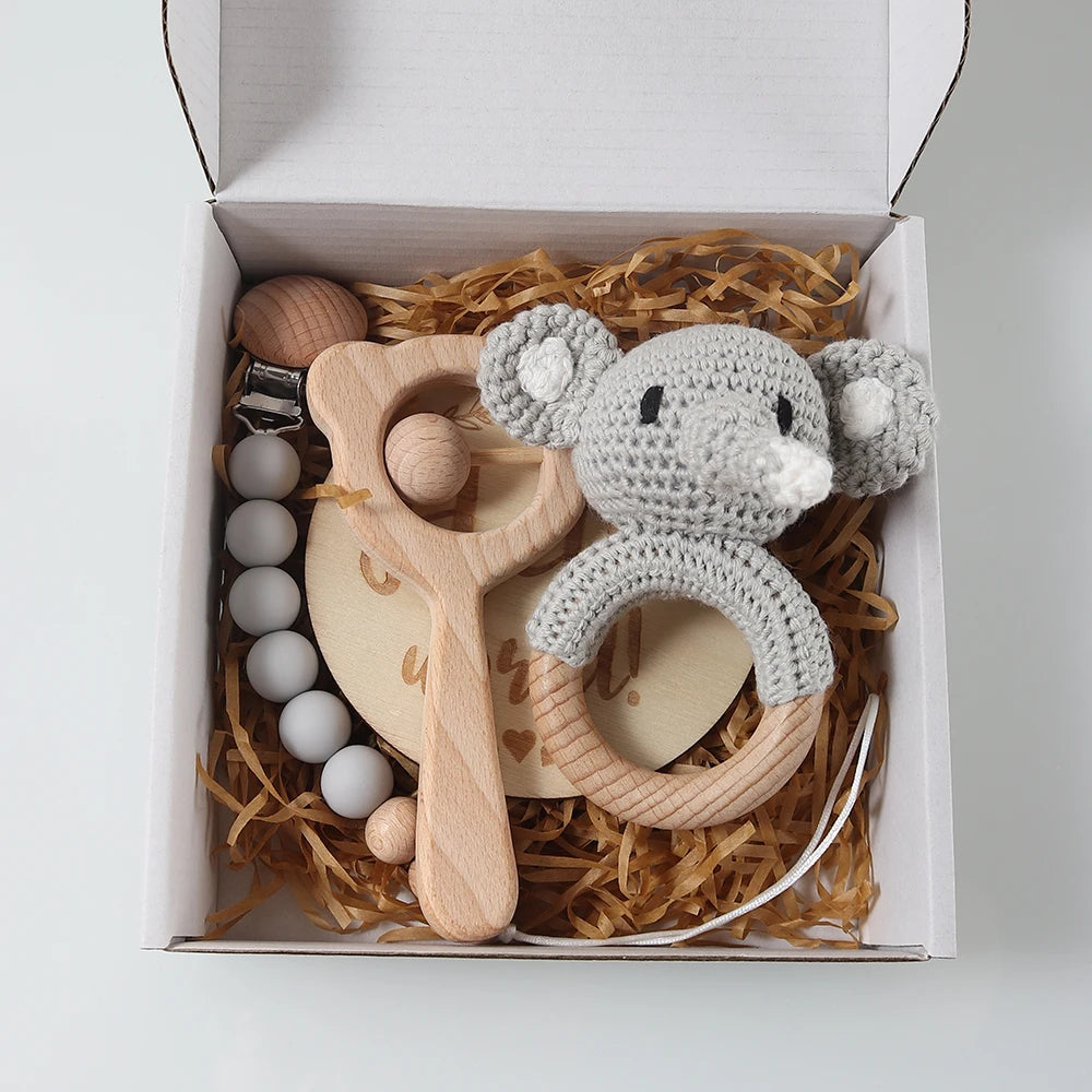 Baby giftset – gehaakte rammelaar, speenkoord, bijtring & cirkel - kraamcadeau in geschenkdoos