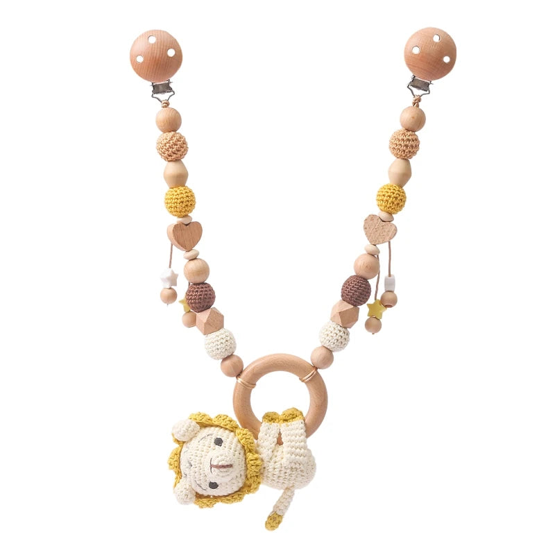 Houten baby gym of kinderwagen hanger – gehaakte dieren & kralen