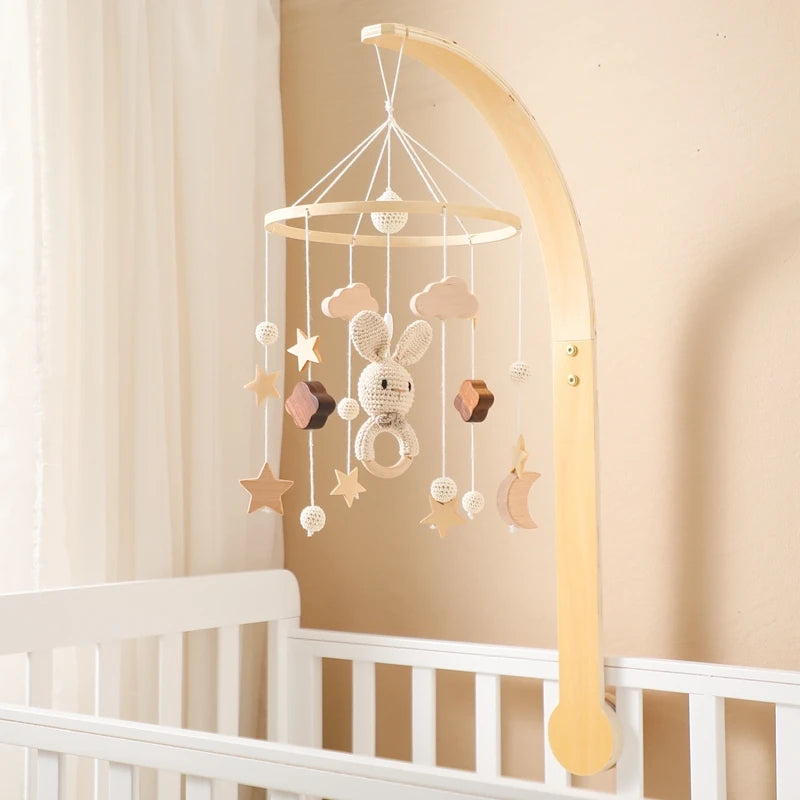 Houten mobiel – met konijntjes & speelse figuurtjes – voor babybed of commode