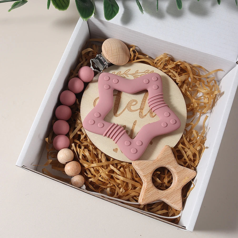 Baby giftset – bijtring, speenkoord & mijlpaalkaart – kraamcadeau in geschenkdoos