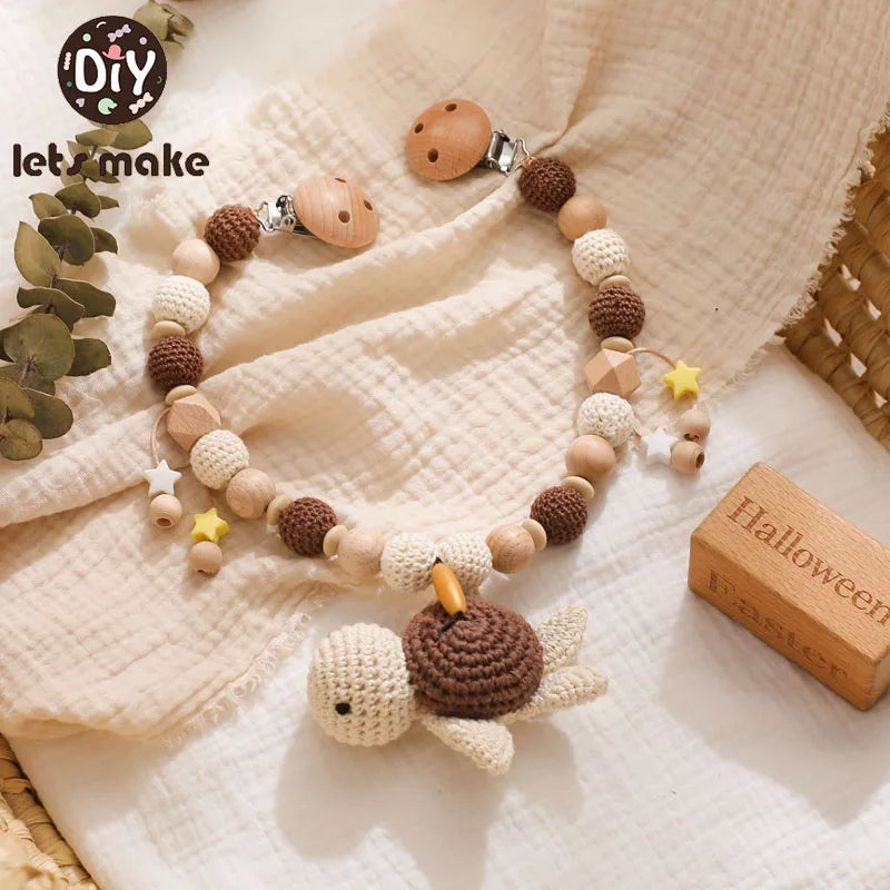 Houten baby gym of kinderwagen hanger – gehaakte dieren & kralen