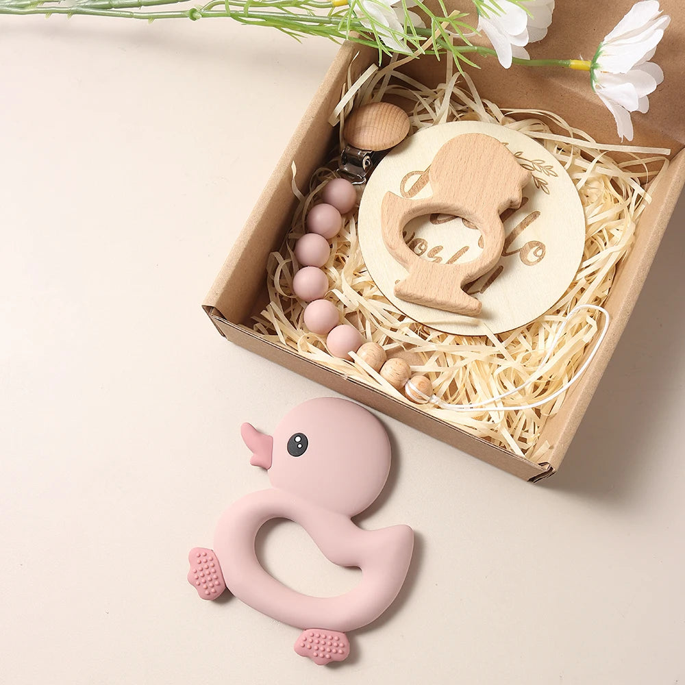 Baby giftset – eend bijtring, speenkoord, slabbetje & houten rammelaar – kraamcadeau in geschenkdoos