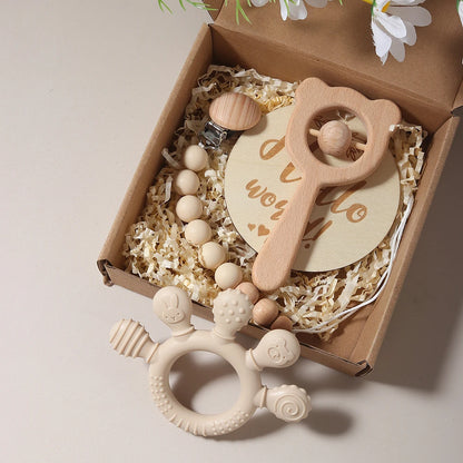 Baby giftset – handvormige bijtring, speenkoord, houten berenrammelaar – kraamcadeau in geschenkdoos