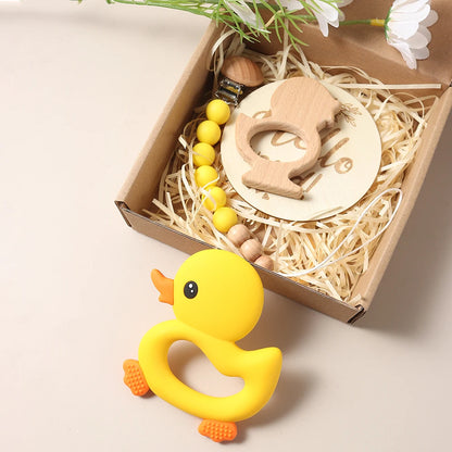 Baby giftset – eend bijtring, speenkoord, slabbetje & houten rammelaar – kraamcadeau in geschenkdoos