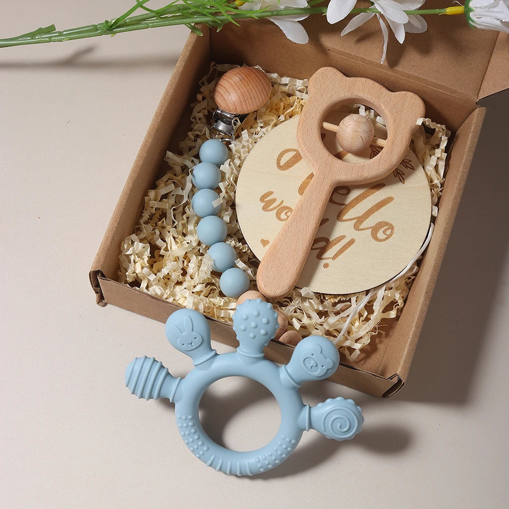 Baby giftset – handvormige bijtring, speenkoord, houten berenrammelaar – kraamcadeau in geschenkdoos