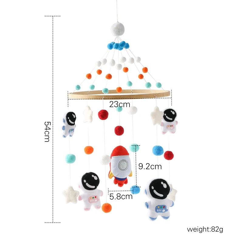 Houten mobiel – met konijntjes & speelse figuurtjes – voor babybed of commode