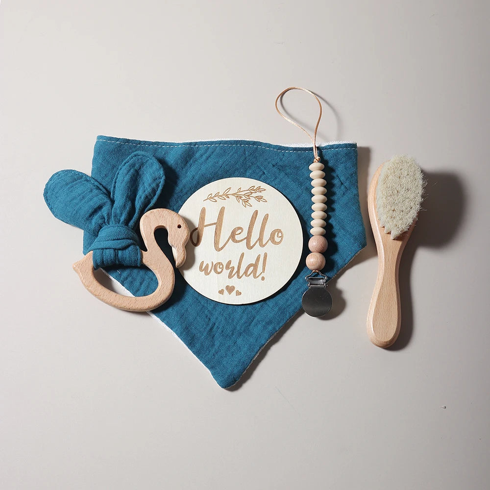 Baby giftset met bijtring, speenkoord, slab, houten cirkel & borstel - kraamcadeau in geschenkdoos