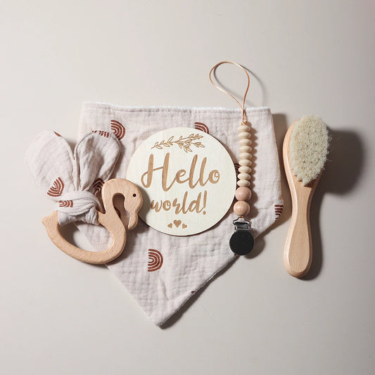 Baby giftset met bijtring, speenkoord, slab, houten cirkel & borstel - kraamcadeau in geschenkdoos