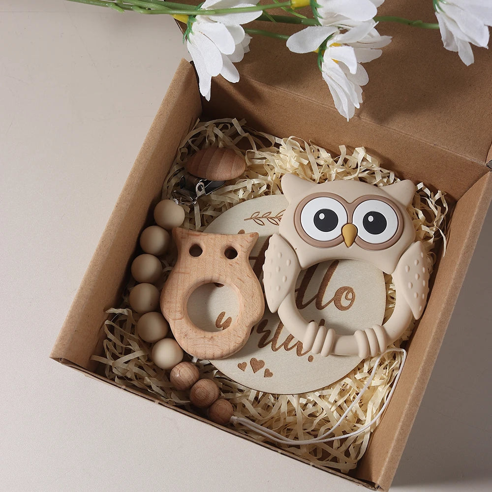 Baby giftset – bijtring uil, speenkoord & mijlpaalkaart – kraamcadeau in geschenkdoos
