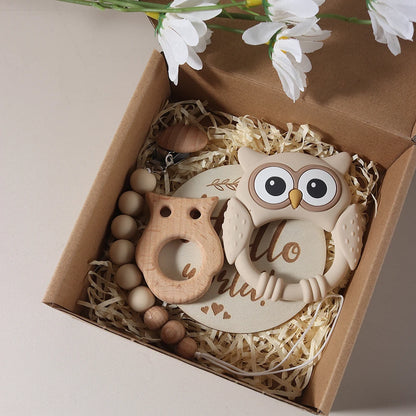 Baby giftset – bijtring uil, speenkoord & mijlpaalkaart – kraamcadeau in geschenkdoos