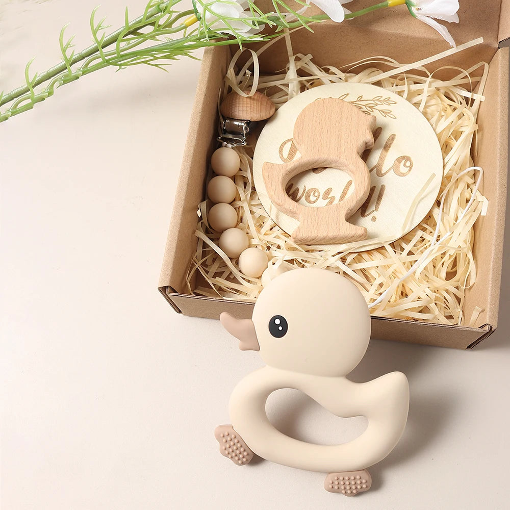 Baby giftset – eend bijtring, speenkoord, slabbetje & houten rammelaar – kraamcadeau in geschenkdoos