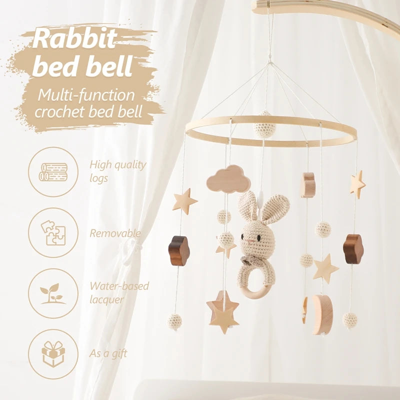 Houten mobiel – met konijntjes & speelse figuurtjes – voor babybed of commode