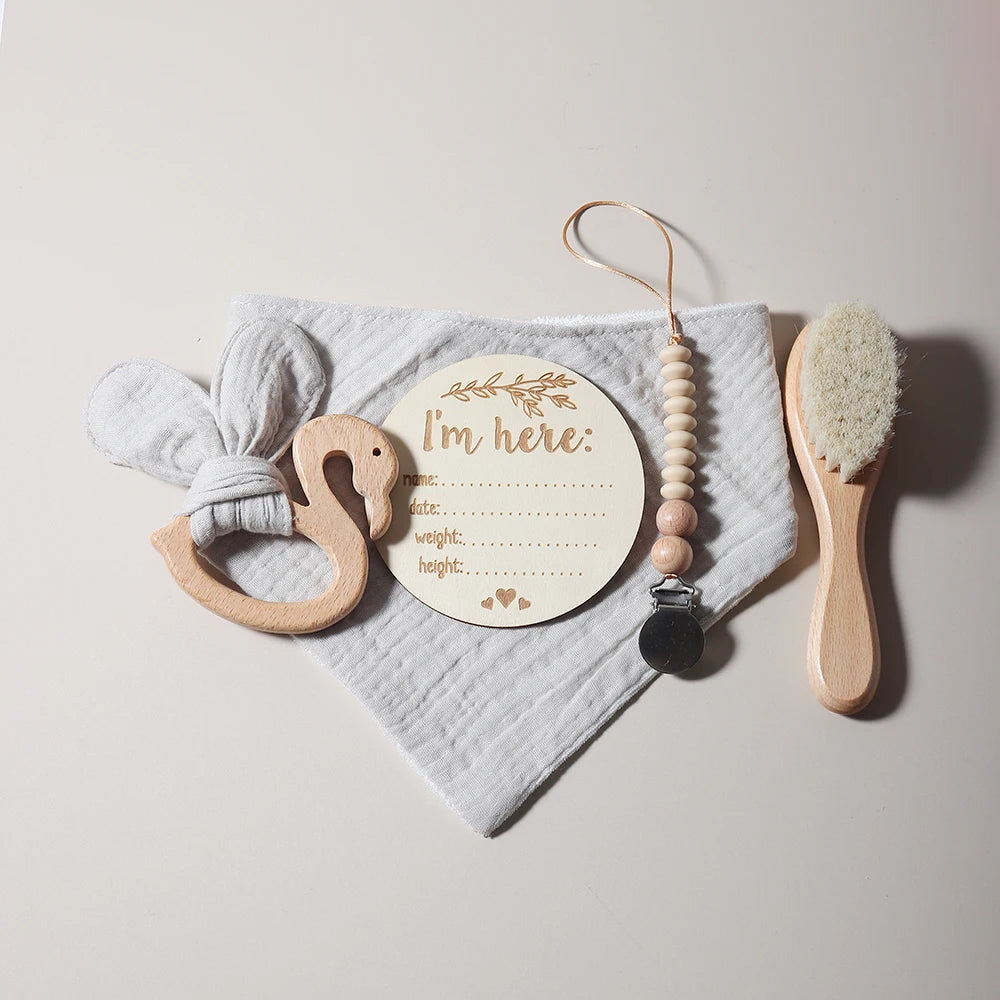 Baby giftset met bijtring, speenkoord, slab, houten cirkel & borstel - kraamcadeau in geschenkdoos
