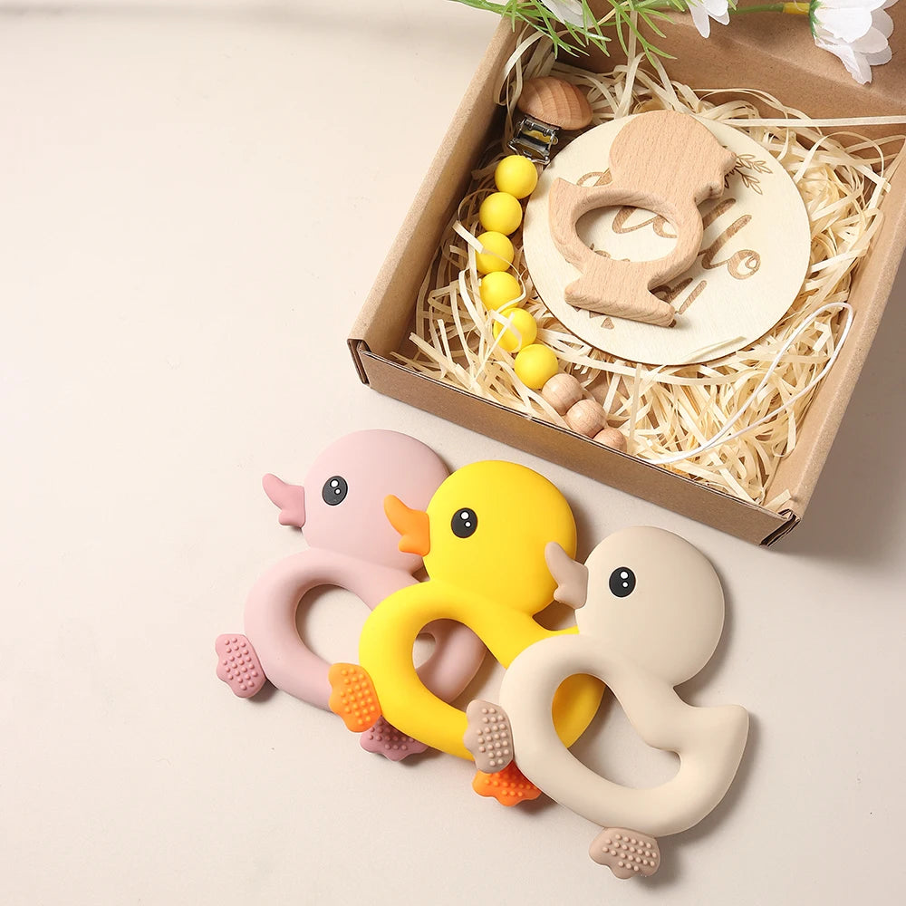 Baby giftset – eend bijtring, speenkoord, slabbetje & houten rammelaar – kraamcadeau in geschenkdoos
